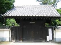 東京大学の赤門に対抗して黒門と呼ばれてました。